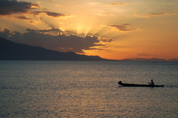 夕阳下渔夫图片
