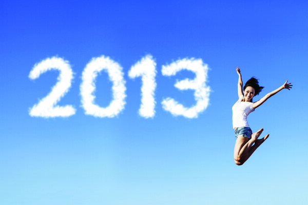 2013艺术字与跳跃的女生图片