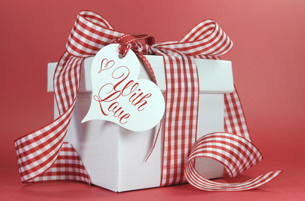 礼物盒丝带和心形标签图片