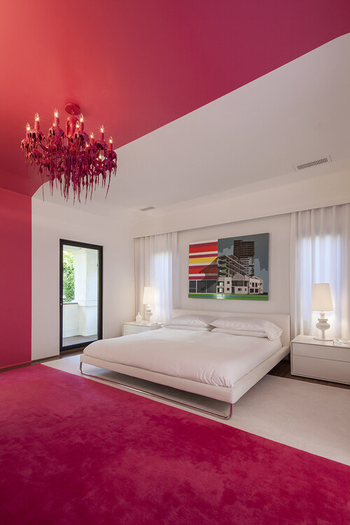 现代浪漫卧室玫红色地板室内装修效果图