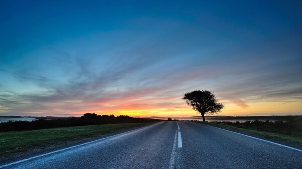 夕阳下的高速公路