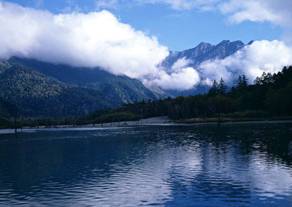 美丽山峰湖泊风景图片
