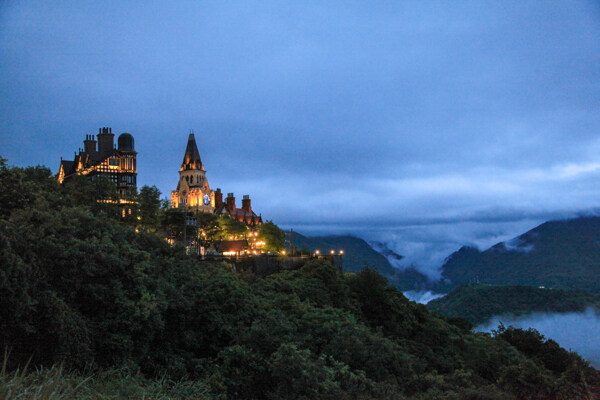 台湾清境夜幕中的音乐城堡