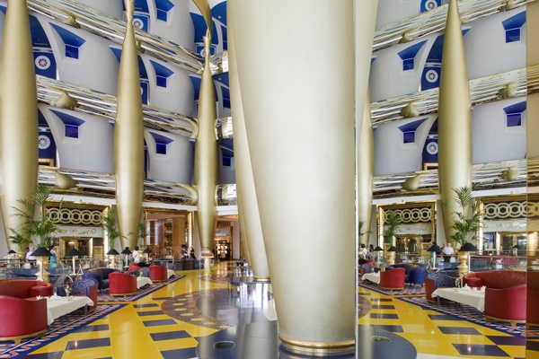 迪拜豪华酒店内的特色帆船大厅