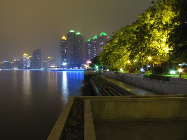 美丽的一河二岸的城市夜景图片