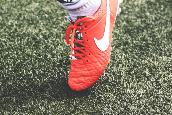 红色耐克足球鞋图片