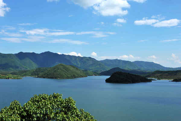 静谧卢湖图片