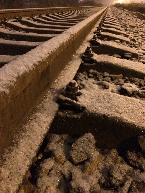 夜晚雪后的铁路图片