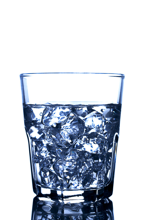 水杯里的冰块图片