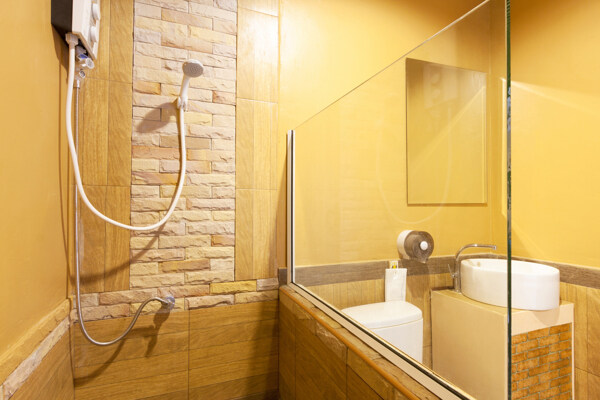 黄色墙壁浴室装潢设计图片