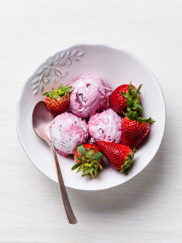 冰淇淋与草莓图片