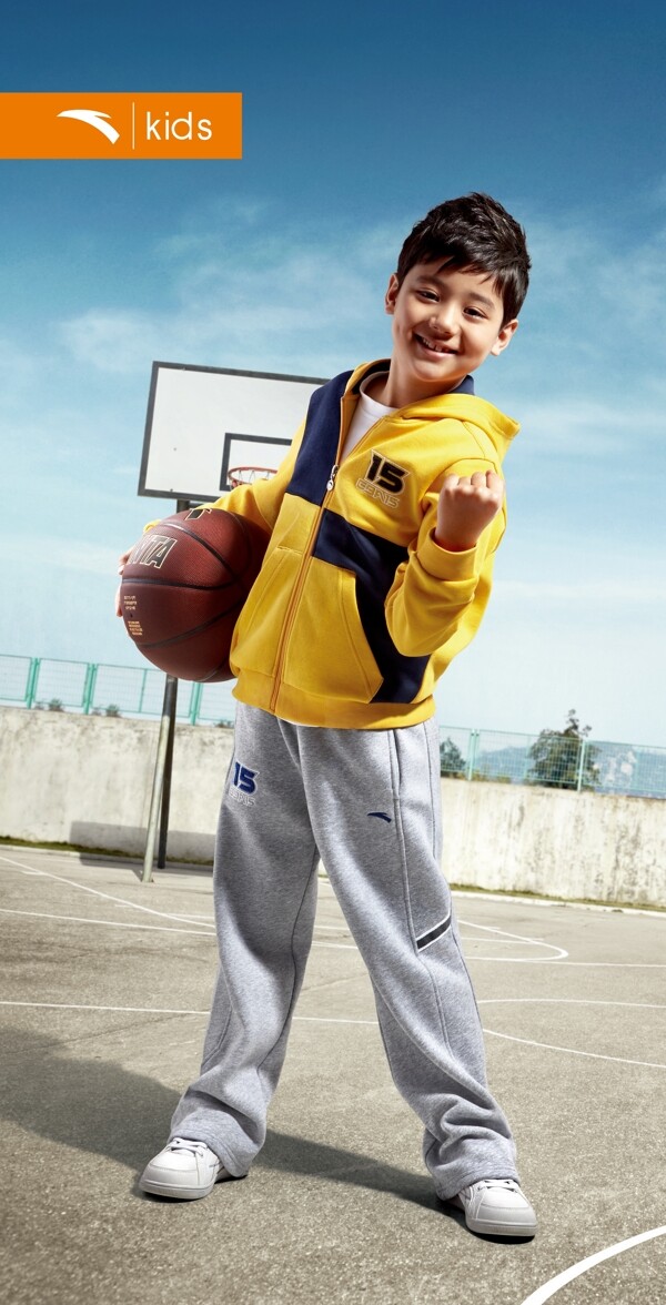 玩篮球的可爱儿童图片