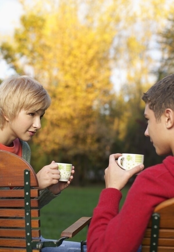 公园喝茶聊天的情侣图片
