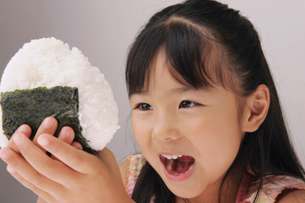 开心看着美味米饭的小女孩图片
