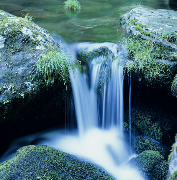 蓝色的溪流美景图片图片