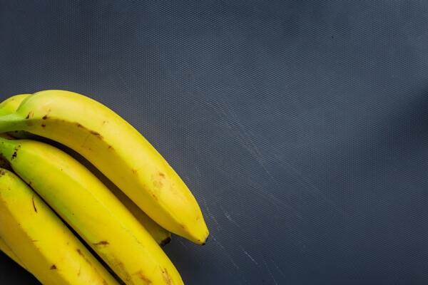香蕉纯色背景